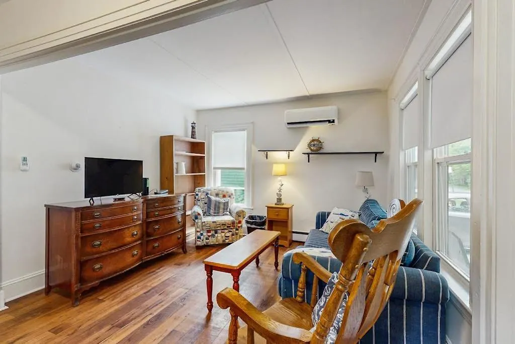 Quaint Family-Friendly Cottage Near Main Street W/Free Wifi And Partial A/C-1