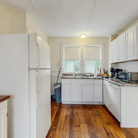 Quaint Family-Friendly Cottage Near Main Street W/Free Wifi And Partial A/C-3