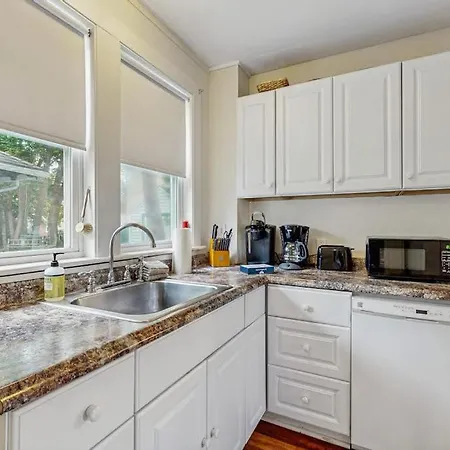 Quaint Family-Friendly Cottage Near Main Street W/Free Wifi And Partial A/C-3